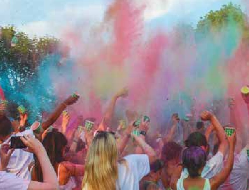 Campers celebrando con humo de colores en Hancock, Nueva York