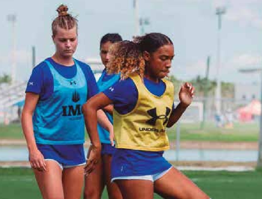 Jugadoras entrenando fútbol en una academia deportiva de Florida